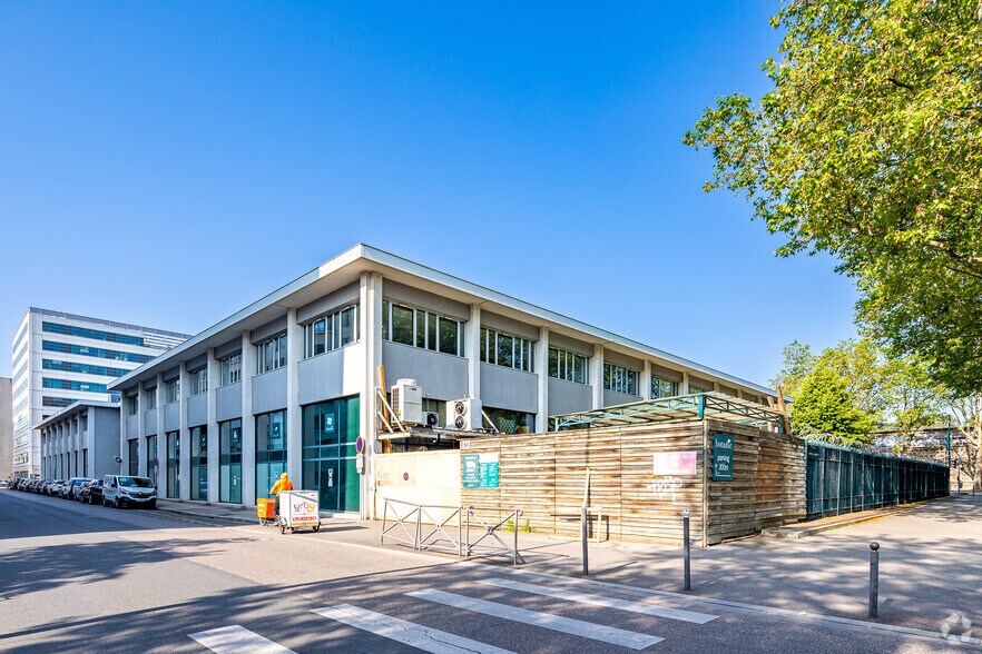 Bureau dans Villeurbanne à louer - Photo du bâtiment - Image 2 de 2