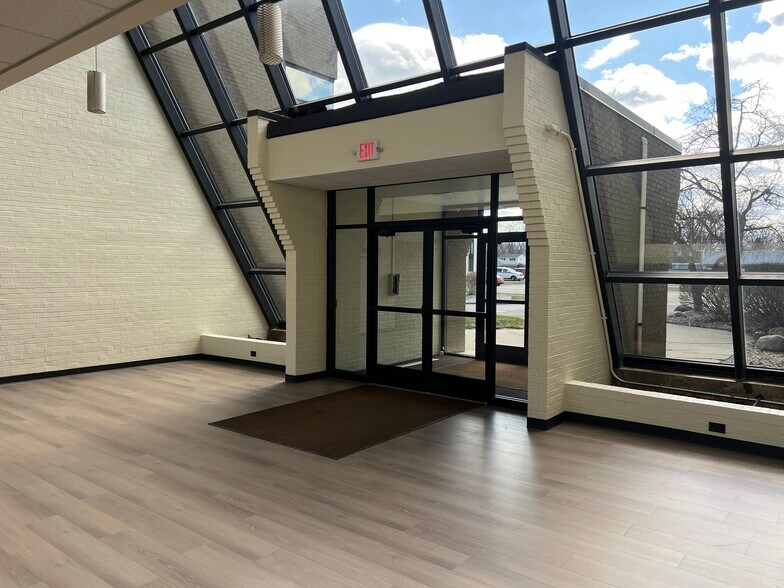 20300 W 12 Mile Rd, Southfield, MI à louer - Hall d’entrée - Image 3 de 18