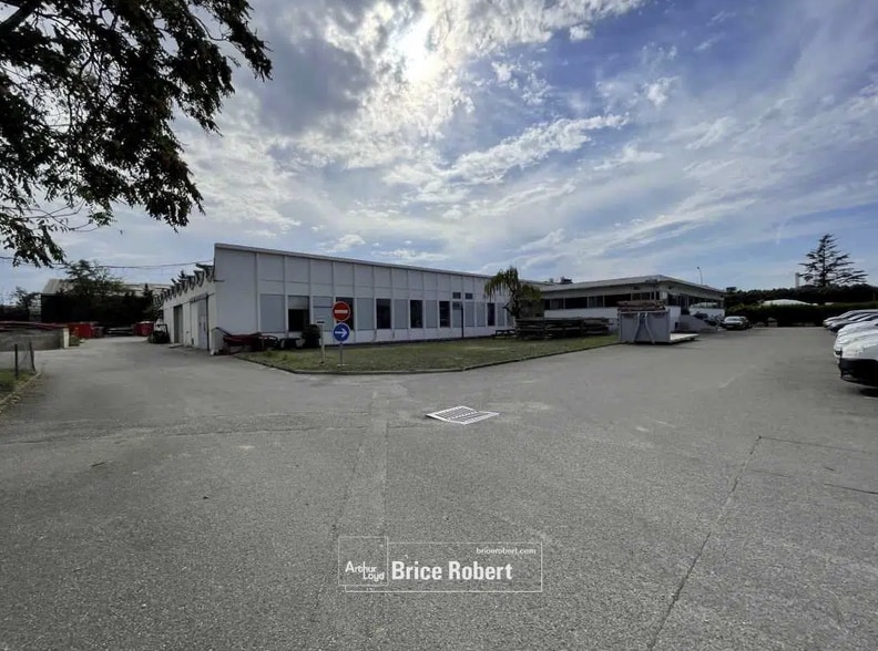 Flex in Meyzieu for sale - Primary Photo - Image 1 of 6