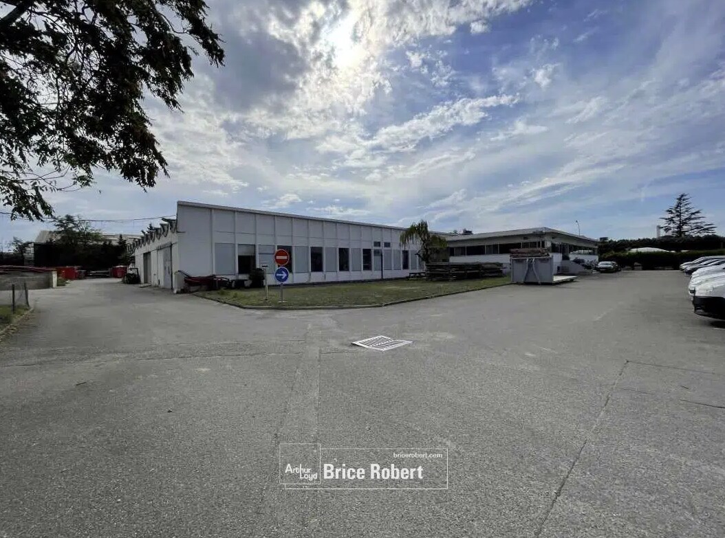 Flex in Meyzieu for sale Primary Photo- Image 1 of 7