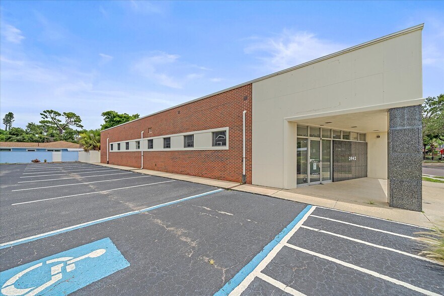 3942 N Tamiami Trl, Sarasota, FL à louer - Photo du bâtiment - Image 2 de 4