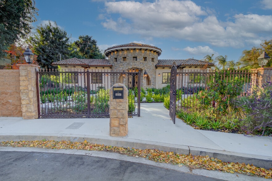 5647 Beckford Ave, Tarzana, CA à louer - Photo du bâtiment - Image 2 de 12