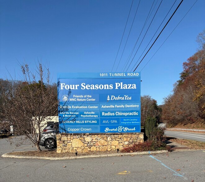 1011 Tunnel Rd, Asheville, NC à louer - Photo du bâtiment - Image 2 de 10