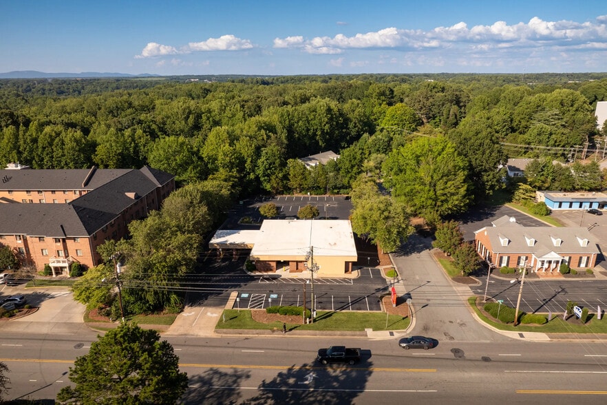 2925 Reynolda Rd, Winston-Salem, NC for sale - Building Photo - Image 1 of 10