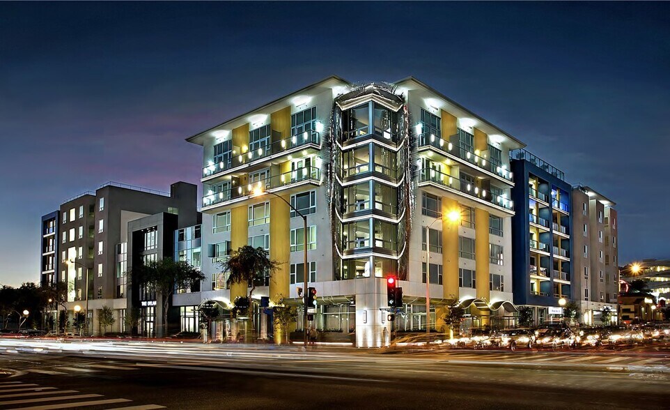 7111 Santa Monica Blvd, West Hollywood, CA à louer - Photo du bâtiment - Image 1 de 10