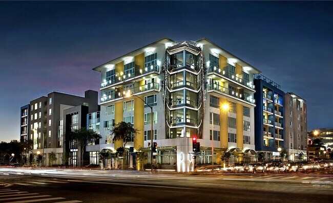 More details for 7111 Santa Monica Blvd, West Hollywood, CA - Retail for Lease