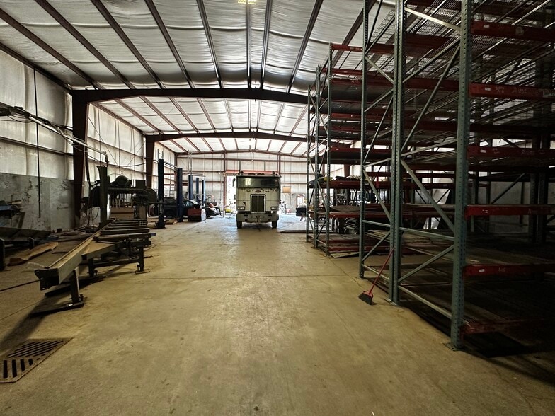 747 Atlas Rd, Vader, WA for sale - Interior Photo - Image 3 of 47