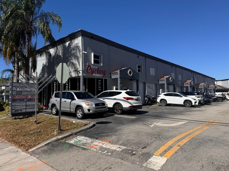 10181 NW 58th St, Miami, FL à louer - Photo du bâtiment - Image 2 de 8