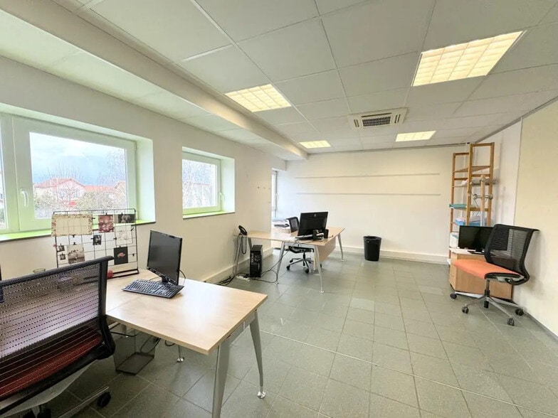 Office in Houilles for lease - Interior Photo - Image 2 of 11