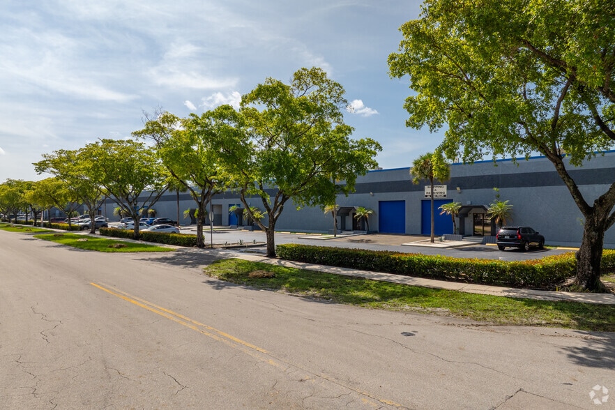 1600 NW 159th St, Miami, FL à louer - Photo du bâtiment - Image 3 de 6