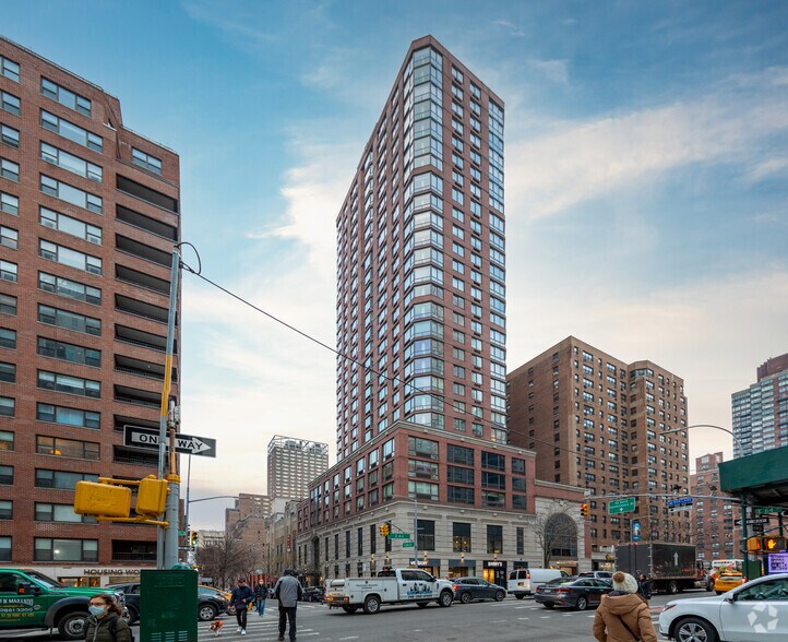 300 E 64th St, New York, NY à louer - Photo du bâtiment - Image 1 de 3