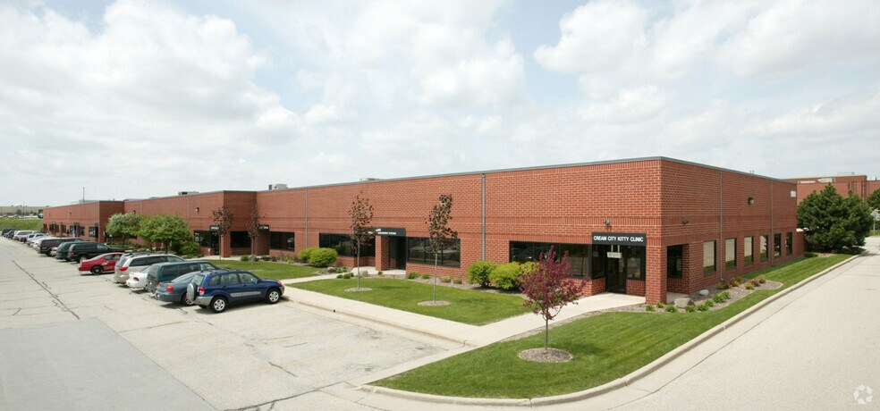 2000 Pewaukee Rd, Waukesha, WI à louer - Photo du bâtiment - Image 2 de 2