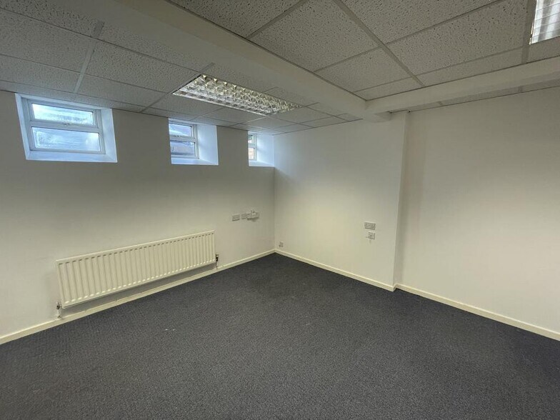 Whitebridge Ln, Stone à louer - Photo du bâtiment - Image 3 de 14