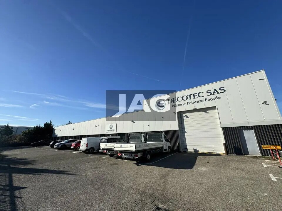 Flex in Vaulx-en-Velin for lease Building Photo- Image 1 of 10