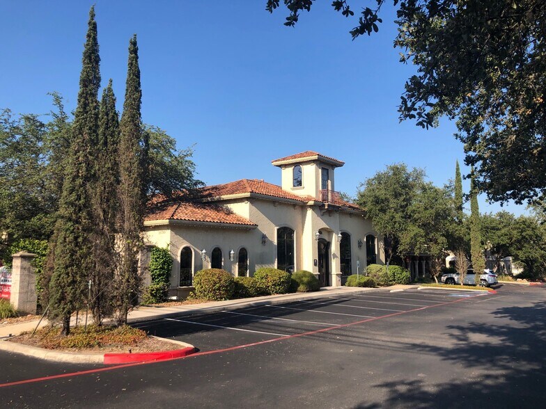 16789 San Pedro Ave, San Antonio, TX à louer - Photo du bâtiment - Image 2 de 13