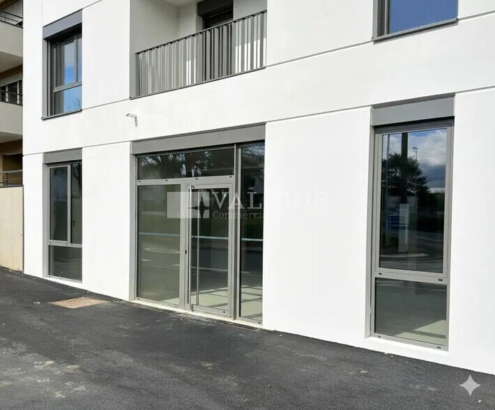 Retail in Écully for lease - Building Photo - Image 2 of 6