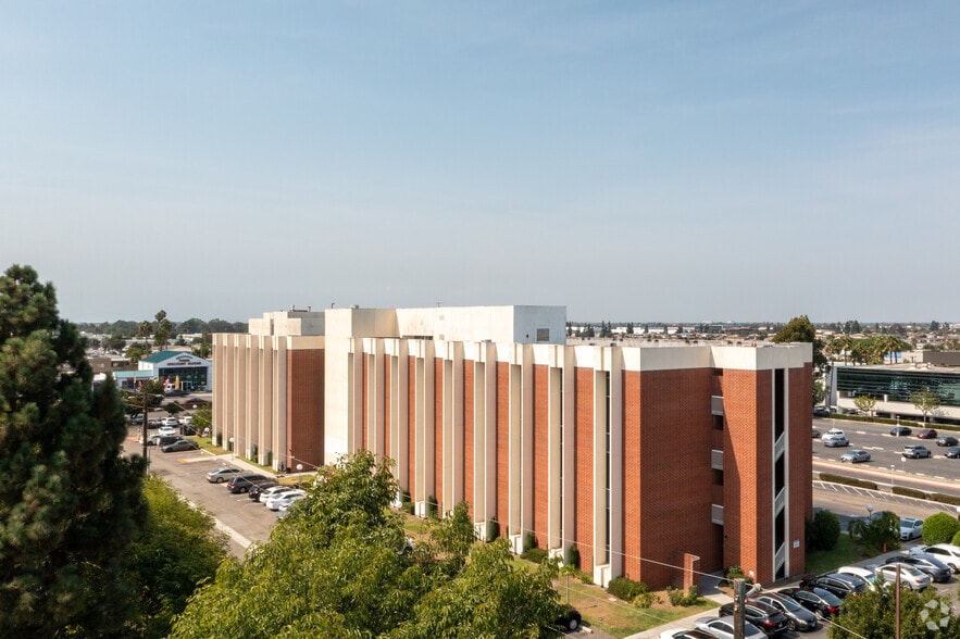 17822 Beach Blvd, Huntington Beach, CA à louer - Photo du bâtiment - Image 3 de 7