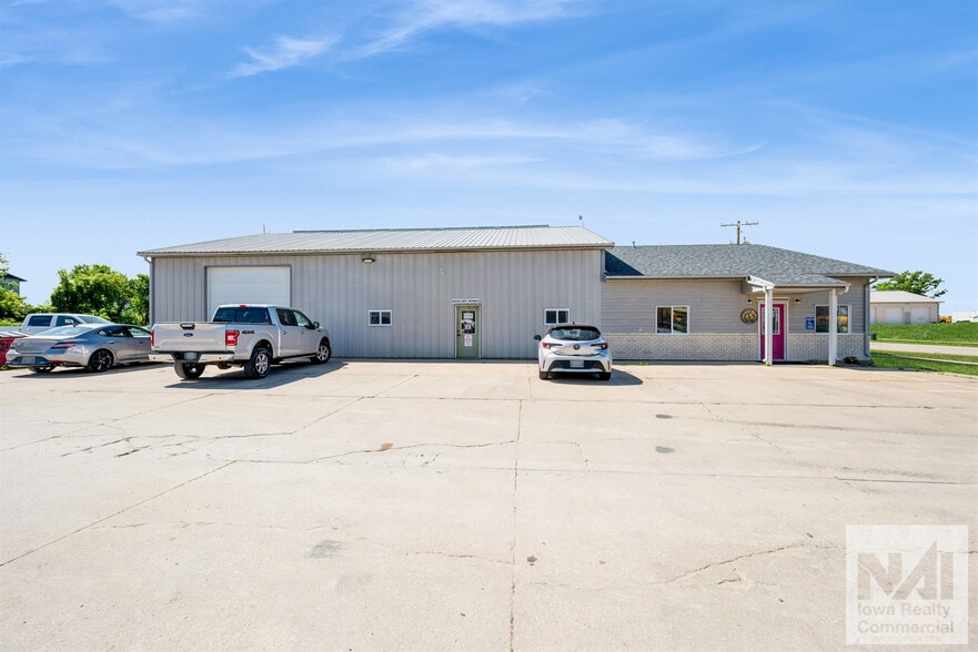 1105 Hawkeye Dr, Hiawatha, IA à louer - Photo du bâtiment - Image 2 de 20
