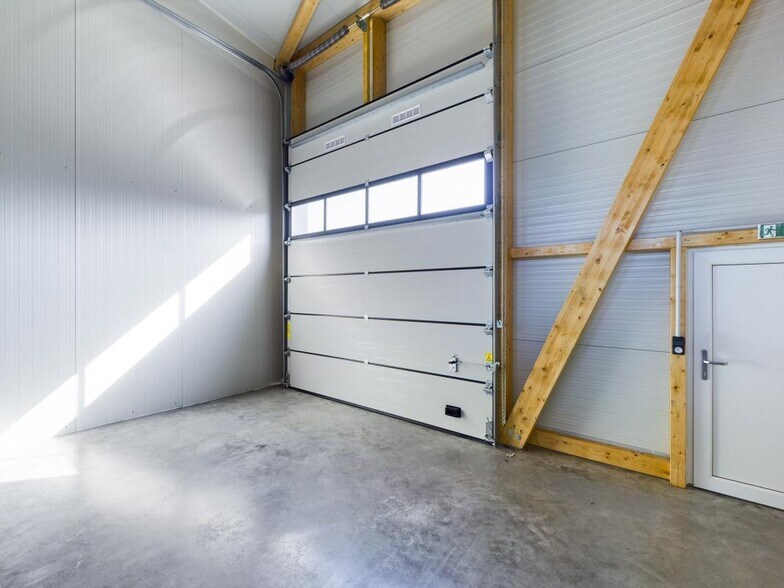 Industrial in Saint-Germain-lès-Arpajon for lease - Building Photo - Image 3 of 19