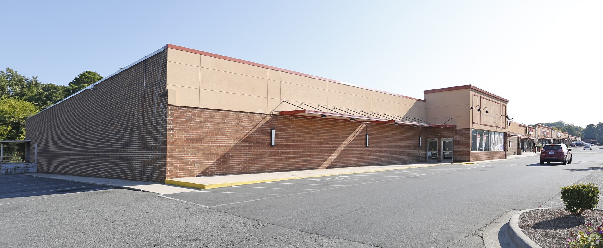 6321-6337 Albemarle Rd, Charlotte, NC for lease Primary Photo- Image 1 of 14