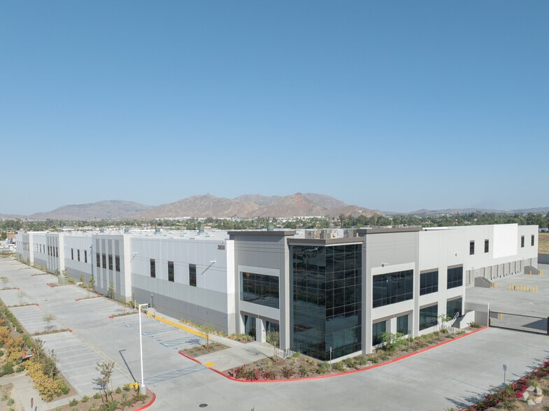 3650 Center St, Riverside, CA for sale - Building Photo - Image 2 of 8