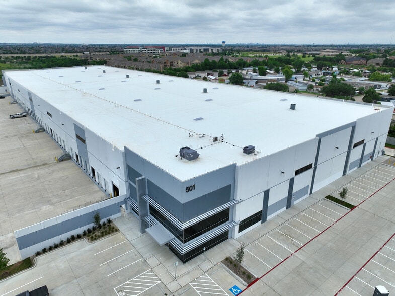 501 Holfords Prairie Rd, Lewisville, TX for lease - Building Photo - Image 2 of 3