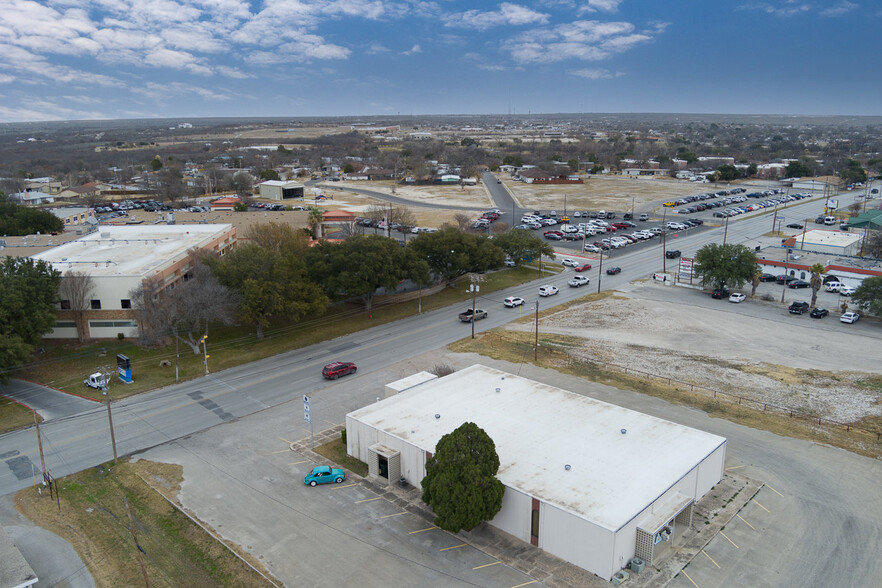 704 N Bedell Ave, Del Rio, TX à vendre - Photo principale - Image 1 de 1