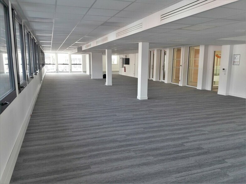 Office in Rouen for lease - Interior Photo - Image 2 of 11