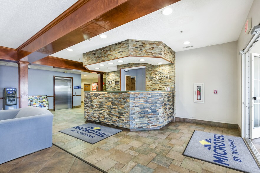 10645 Reiger Rd, Baton Rouge, LA à vendre - Hall d’entrée - Image 2 de 38