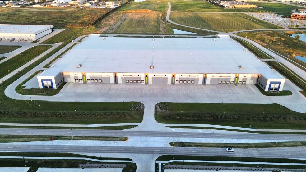 12501 Plum Dr, Urbandale, IA à louer - Photo du bâtiment - Image 2 de 7