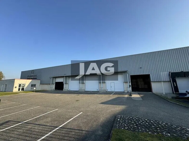 Local d'activités dans Genas à vendre - Photo du bâtiment - Image 1 de 14