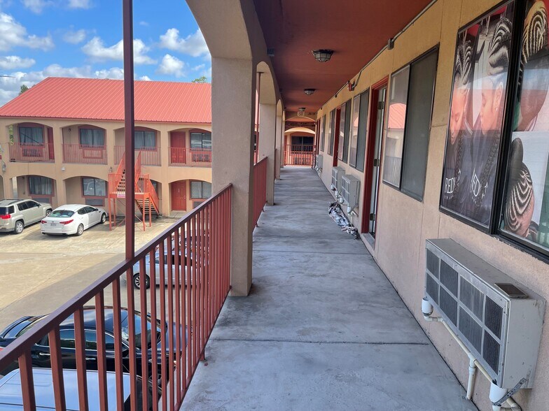 714 University Dr, Prairie View, TX à louer - Photo du bâtiment - Image 1 de 3