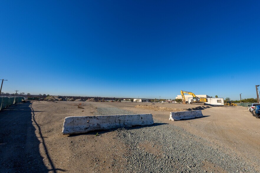 5753 Siempre Viva Rd, San Diego, CA à vendre - Photo du bâtiment - Image 2 de 25