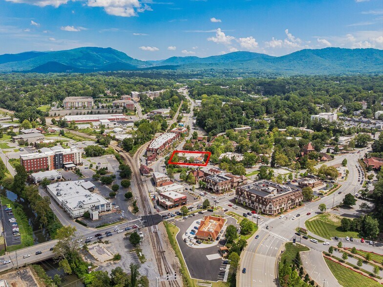 10 Biltmore Plz, Asheville, NC à louer - Photo du bâtiment - Image 3 de 32