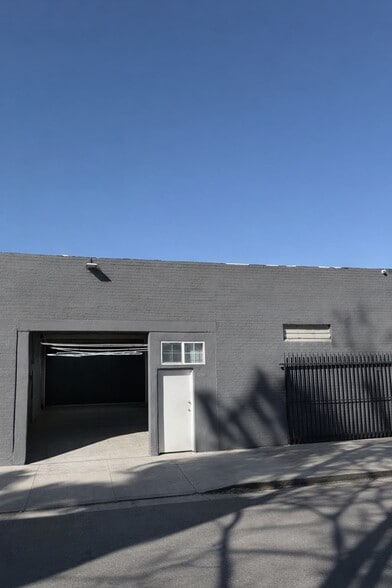 14855 Bessemer St, Van Nuys, CA for lease - Building Photo - Image 1 of 5