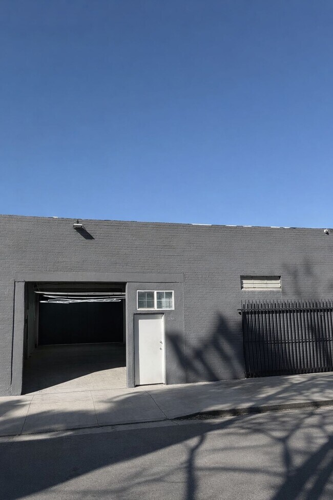 Plus de détails pour 14855 Bessemer St, Van Nuys, CA - Commerce de détail, Industriel à louer