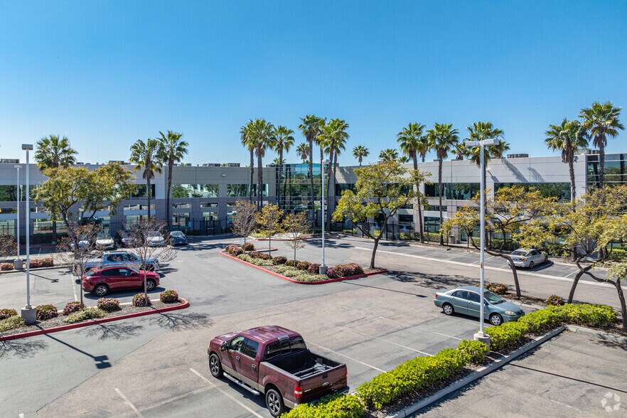 2297 Niels Bohr Ct, San Diego, CA à louer - Photo du bâtiment - Image 3 de 22
