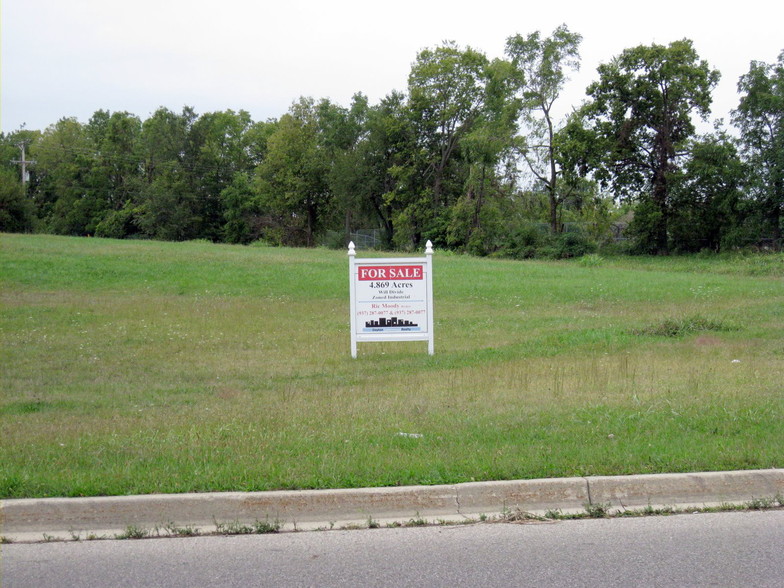 1899 Woodman Center Dr, Dayton, OH for sale - Building Photo - Image 1 of 1