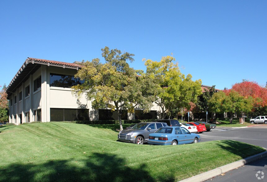 3947 Lennane Dr, Sacramento, CA à louer - Photo du bâtiment - Image 3 de 7
