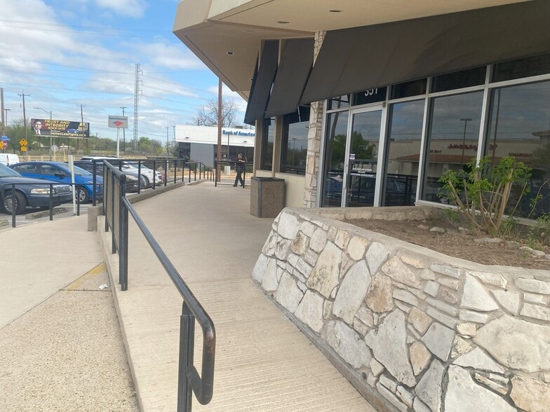 3400 San Pedro, San Antonio, TX à louer - Photo du bâtiment - Image 2 de 36