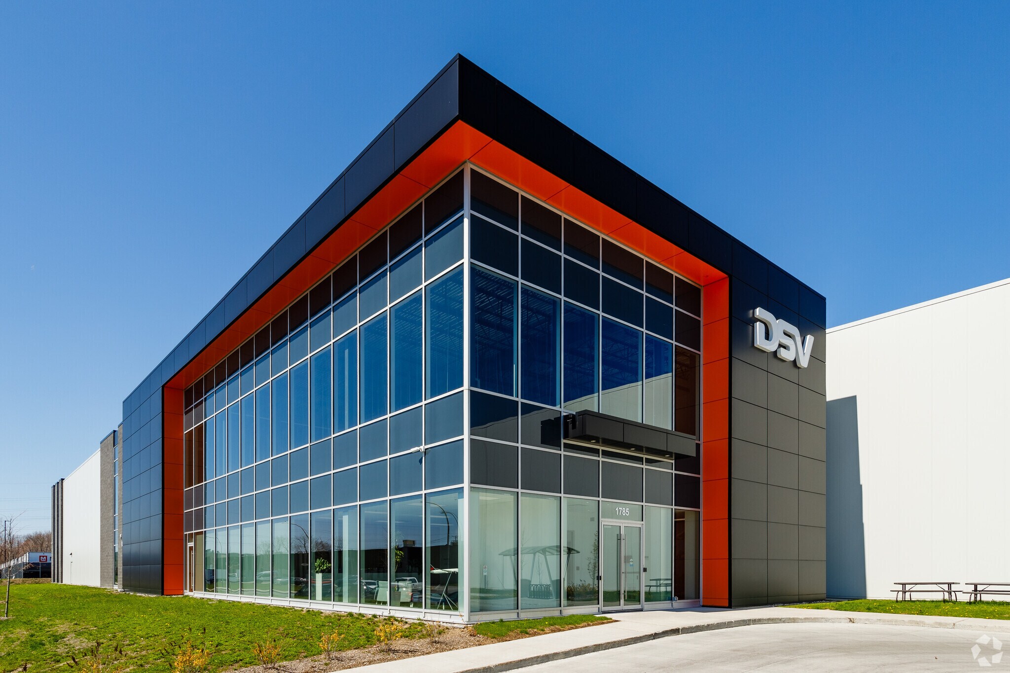 1585-1785 Rue Beaulac, Saint-Laurent, QC à vendre Photo du bâtiment- Image 1 de 1