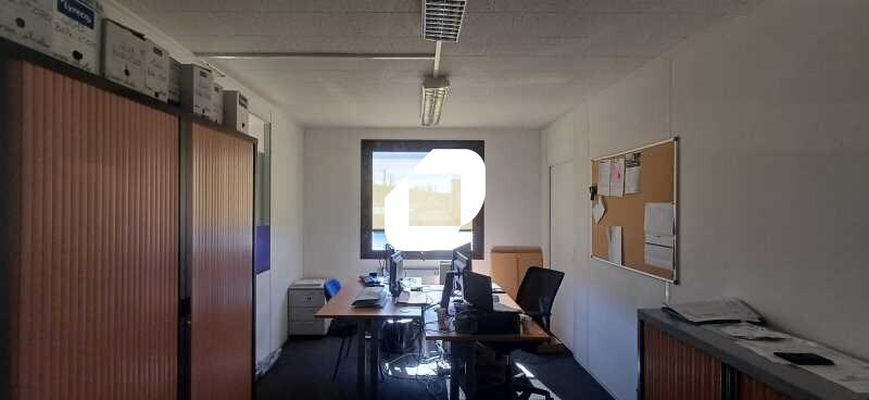 Office in Aubergenville for lease - Interior Photo - Image 3 of 8