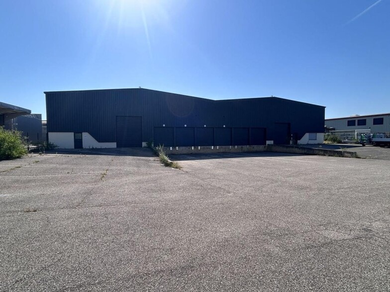 9 Avenue Du Maréchal De Lattre De Tassigny, Meyzieu for sale - Building Photo - Image 1 of 8