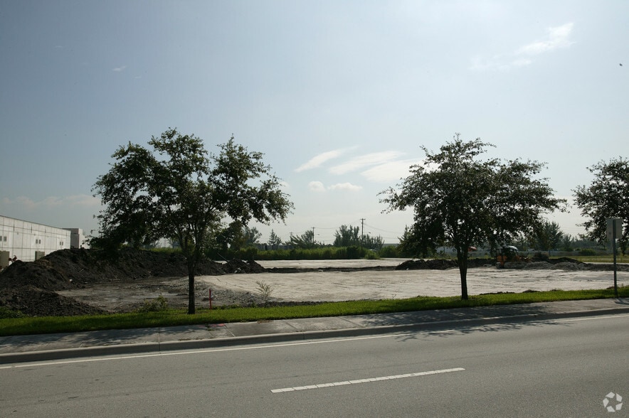 1701 NW 112th Ave, Sweetwater, FL for lease - Building Photo - Image 2 of 12