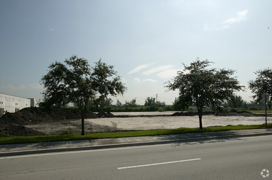 1701 NW 112th Ave, Sweetwater, FL à louer - Photo du bâtiment - Image 2 de 12