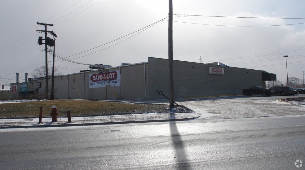 11817-11825 E Eight Mile Rd, Warren, MI for lease - Building Photo - Image 3 of 11