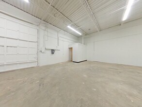 2463 S Riverside Dr, Fort Worth, TX for lease Interior Photo- Image 1 of 6