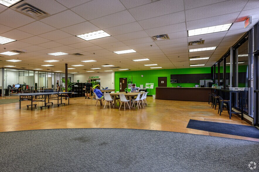 4545 Spring Valley Rd, Farmers Branch, TX à louer - Photo du bâtiment - Image 2 de 23