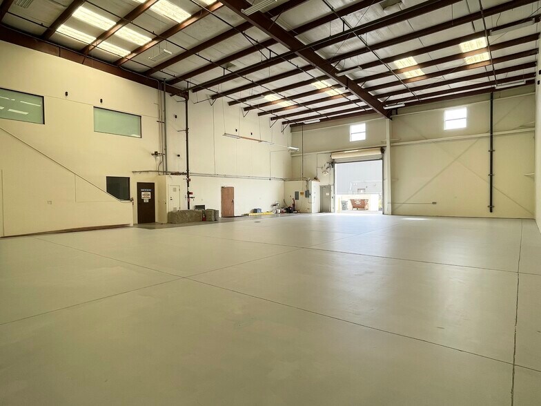 3 offices, 3 warehouses: 1,200–4,876 SF, Lompoc, CA à louer - Photo du bâtiment - Image 3 de 16