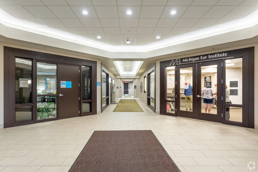 46325 W 12 Mile Rd, Novi, MI à louer - Hall d’entrée - Image 3 de 5